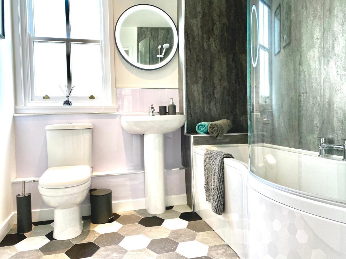 Stylish Central 2 Bedroom Apartment - Free Parking, Free Wifi Оркні Екстер'єр фото