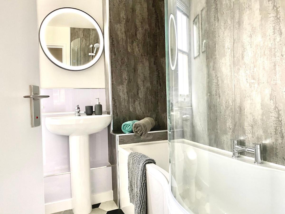 Stylish Central 2 Bedroom Apartment - Free Parking, Free Wifi Оркні Екстер'єр фото